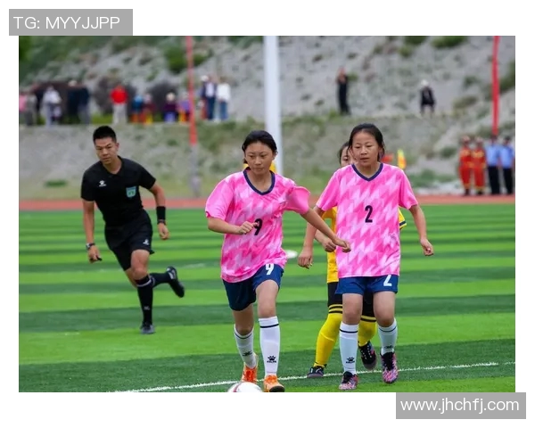 与足球明星亲密合影的女孩们展现青春活力与梦想追逐的精彩瞬间