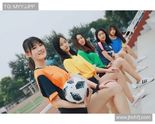 动漫风格的足球明星形象与可爱女角色的完美结合展现青春活力与运动魅力